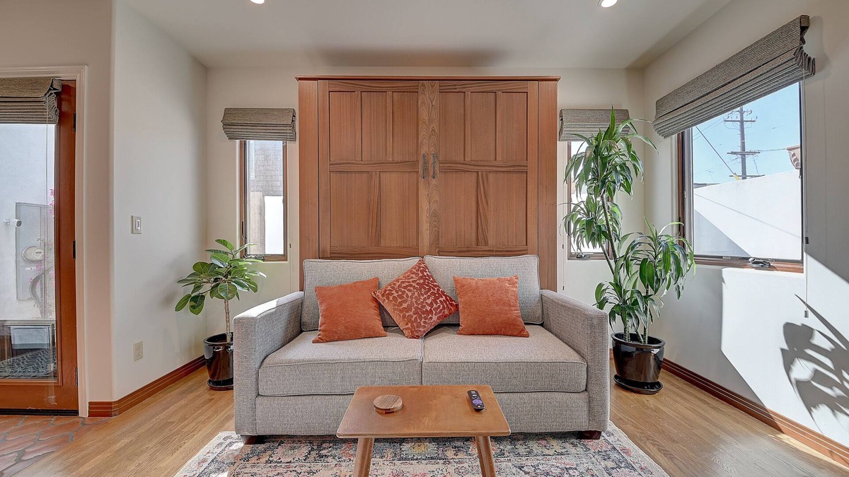 Belmont Shore Apartment | Casita Granada: Belmont Shore- steps to Second Street + 3 blocks to the beach