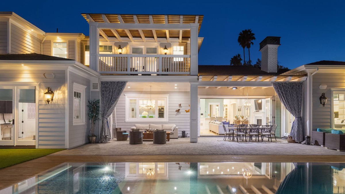 Tarzana Villa | Cassandra