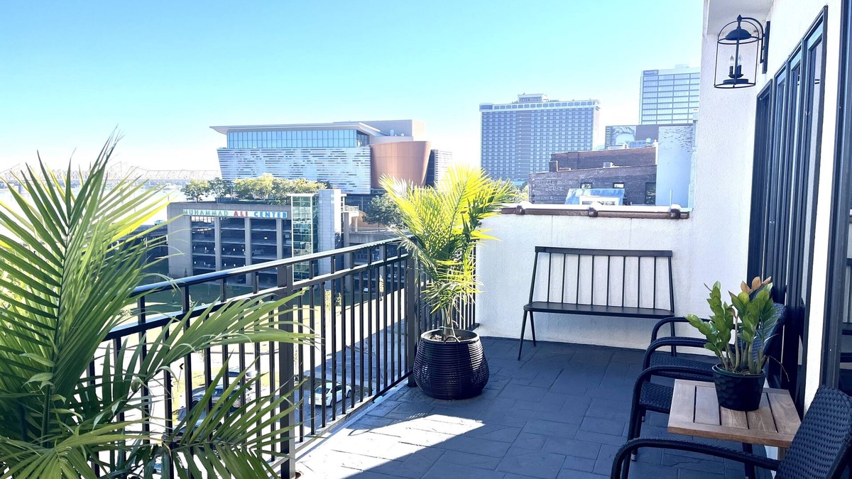 West Main Historic District Apartment | Cassius Quarters@The713! Downtown, large, upscale suite w/private balcony
