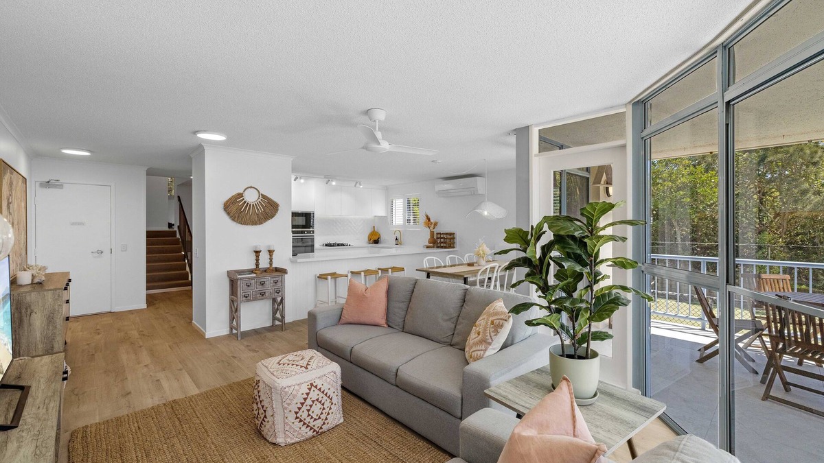 Castaways Beach Apartment | Castaways Beach luxury beachfront apartment