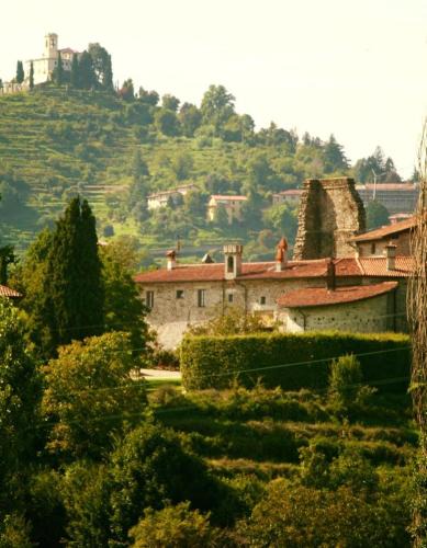 Cernusco Lombardone Bed & Breakfast | Castello di Cernusco Lombardone