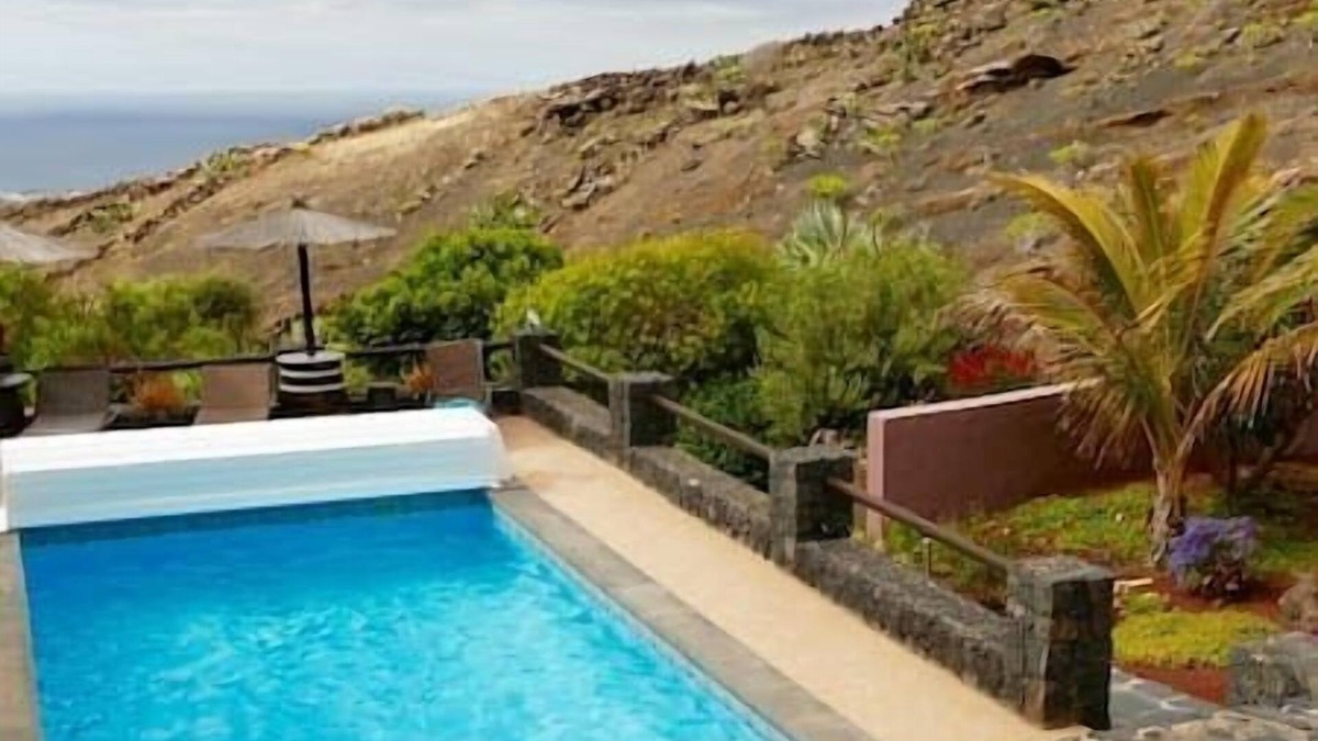 Macher Villa | Castillo Bailey - Sleep in a volcanic cave - Pet friendly