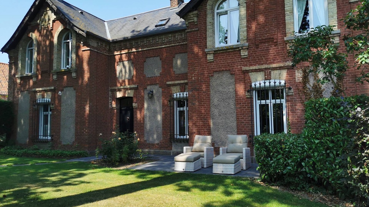 Nielles-les-Blequin Other | Castle and outbuildings, 19 bedrooms, 11 bathrooms, sleeps 35