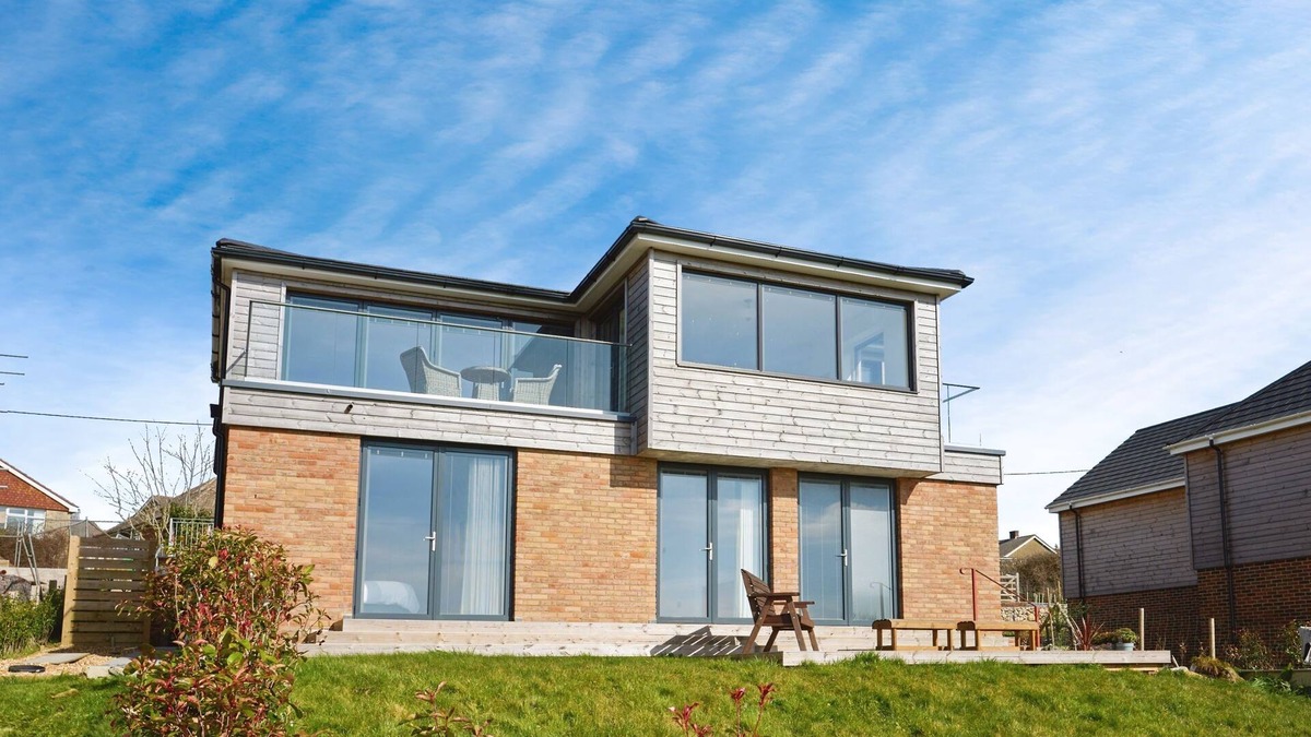 Newport East Cottage | Castle View - sleeps 8 guests in 4 bedrooms
