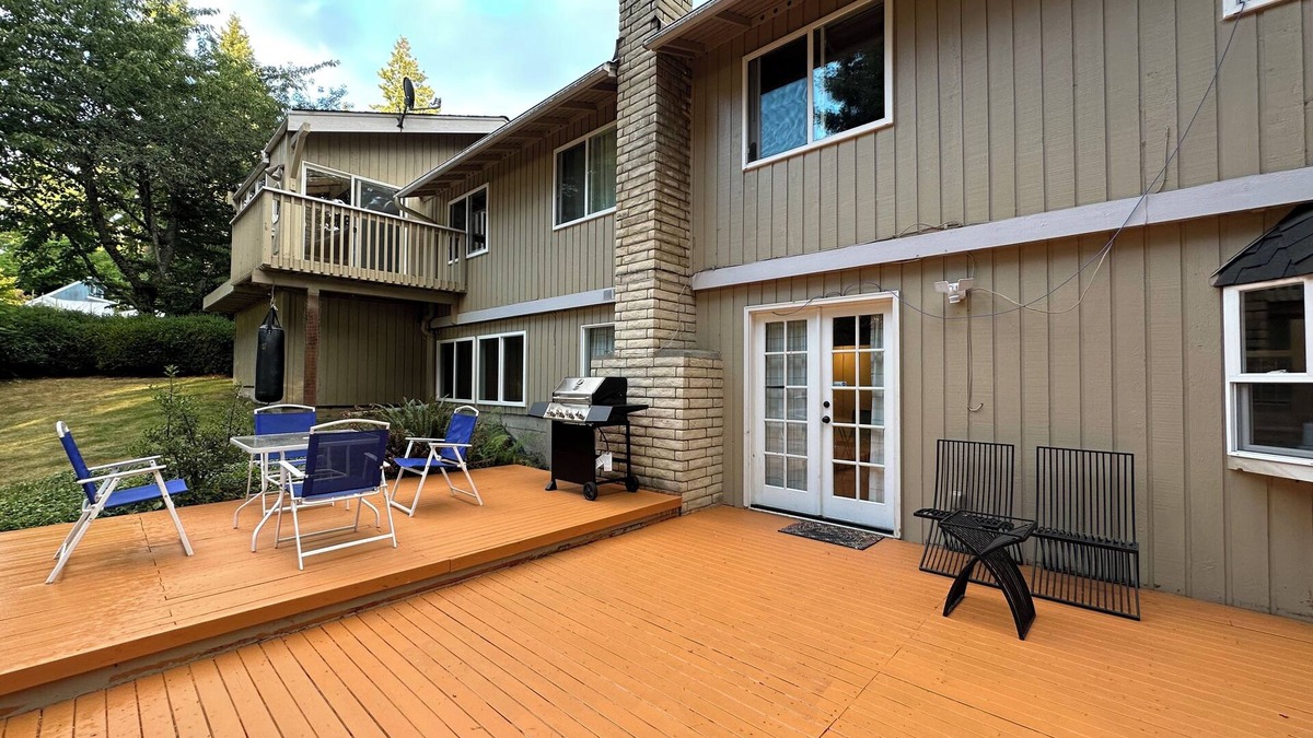 Cougar Mountain House | CASTLE VILLA: convenient n comfortable!