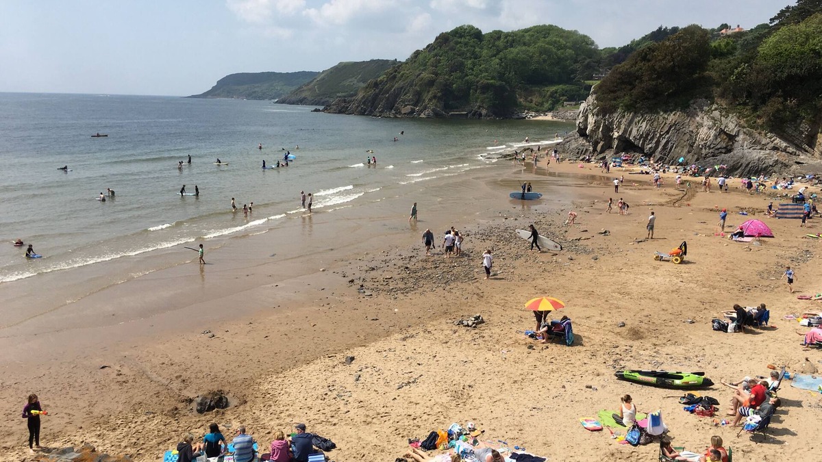 Mumbles Ski Chalet | Caswell Bay Beach Chalet, Gower. Perfect for families. 3 min. walk to beach.