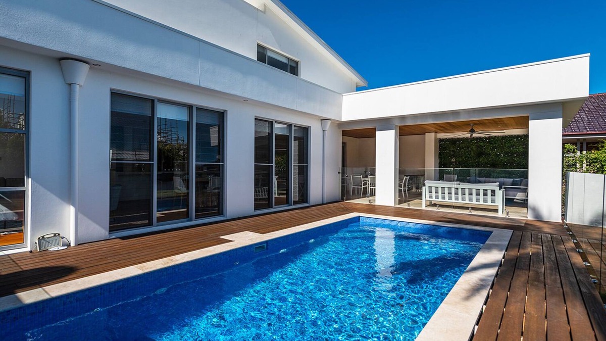 Wamberal House | CATALINA - PERFECT LOCATION. Steps to the beach. 5 BEDROOMS, POOL