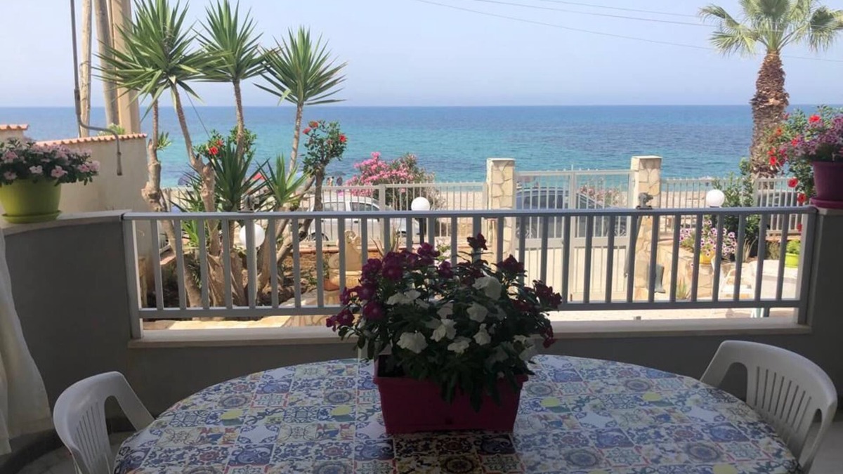 Seccagrande Apartment | Cathy's House - Charming three bedroom apartment by the sea