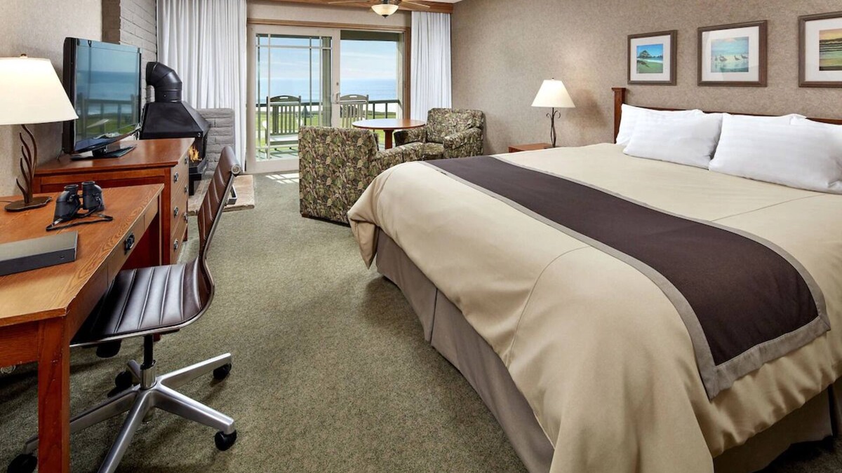 San Simeon Hotel | Cavalier Ocean View King Room | Heated Pools, Fire Pits & Steps to Whale Trail
