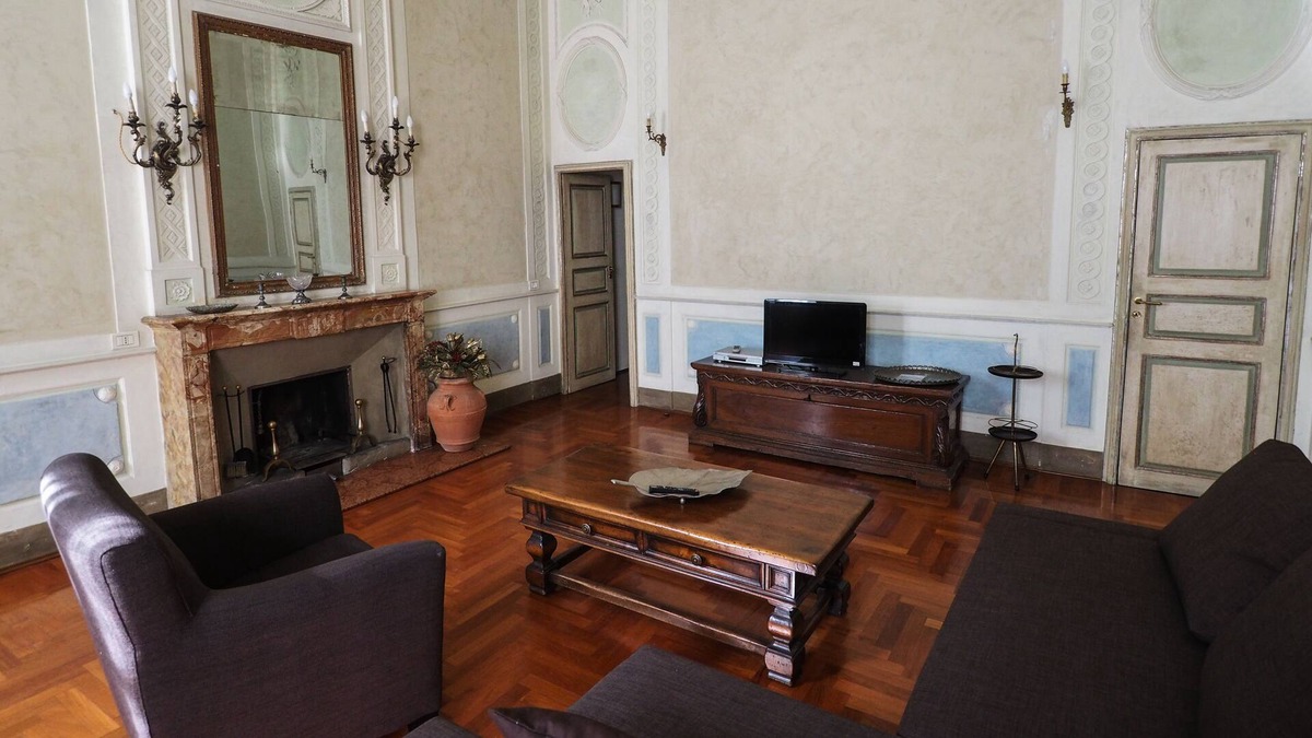 Parma City Centre Apartment | Cavallotti16. Large 17th century apartment in the historic center of Parma