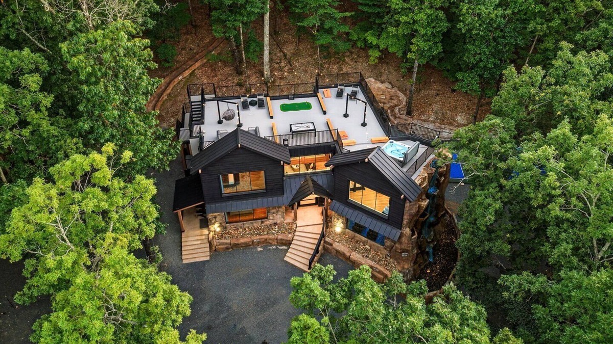 Broken Bow Cabin | Cave Room, Waterfall, Pickleball, Poker Table, Pool Table