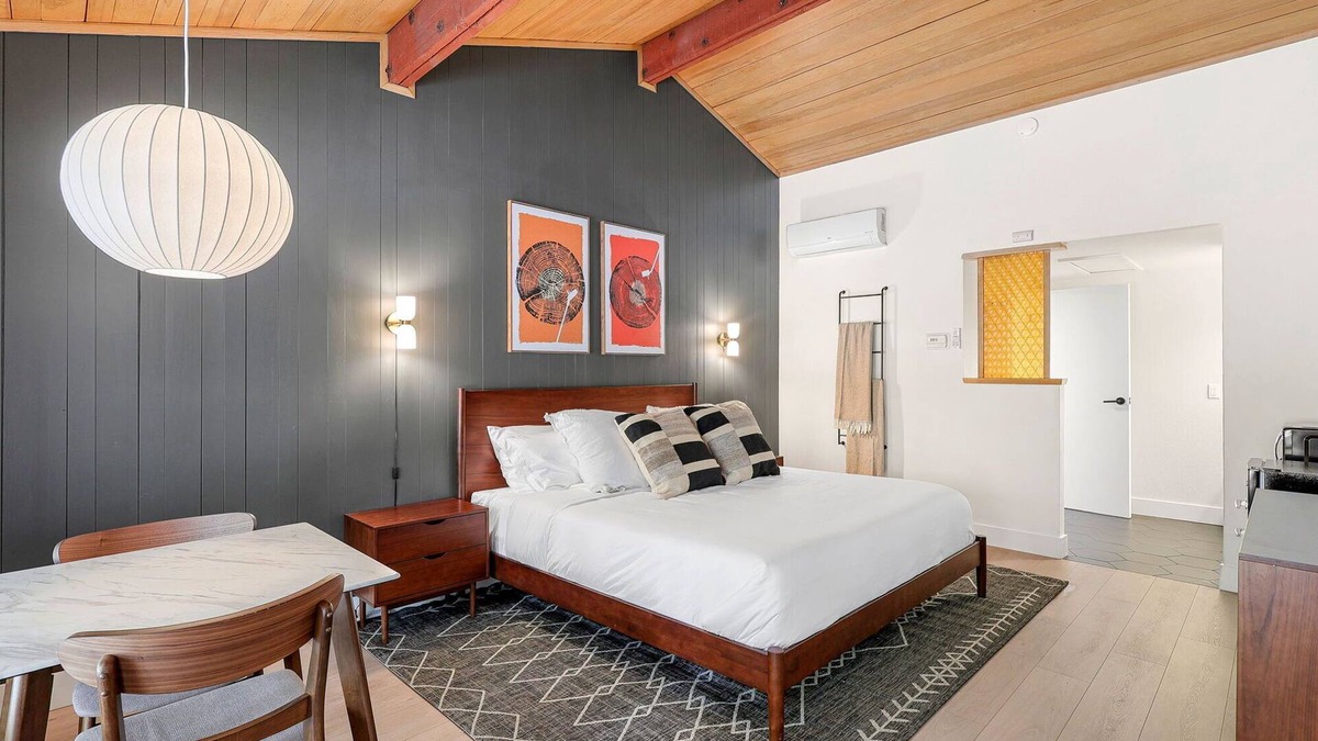 Dunsmuir Hotel | Cave Springs Resort Hotel Room 1 (Visit Mt Shasta)