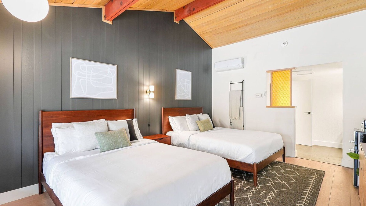 Dunsmuir Hotel | Cave Springs Resort Hotel Room 6 (Visit Mt Shasta)