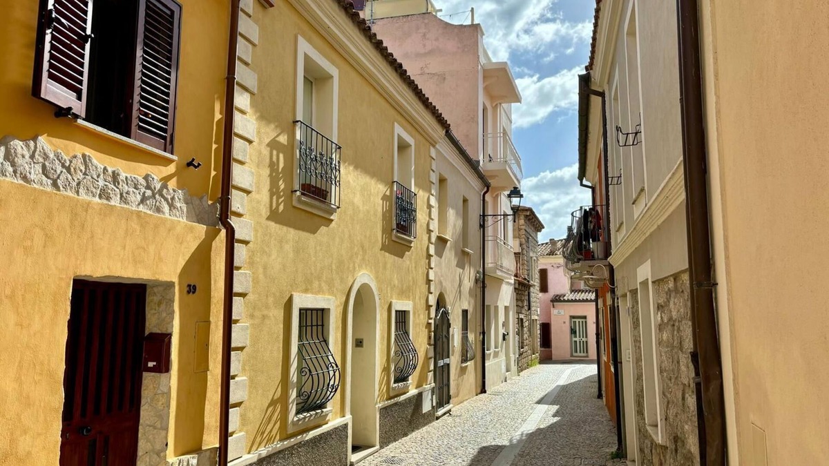 Olbia City Centre House | Cavour 41 - Luxe, Elegant, Renovated Holiday Townhouse - NEW