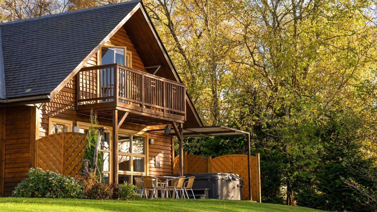 Balmaha Villa | Cawdor Diamond Lodge with hot tub and Loch views
