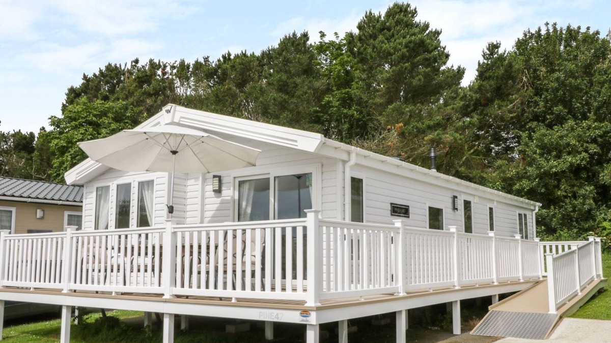 Cayton Bay Cabin | Cayton Pines Lodge at Cayton Bay Holiday Park