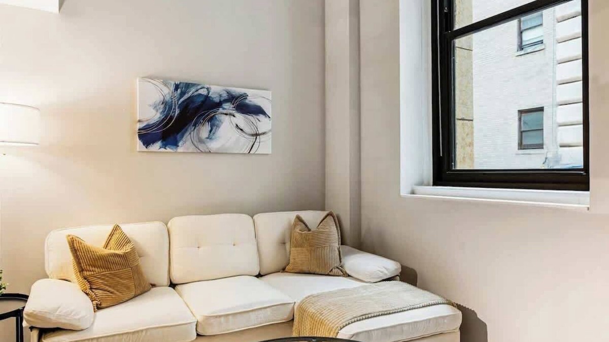 Downtown Cincinnati Apartment | CBD OTR Pool, Gym, Free Parking, 5 Mins to Stadiums
