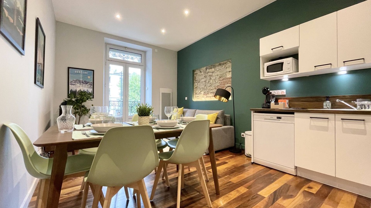 Quartier Hyper-Centre Apartment | #CD L' Ainé 👨👩👦👦| Jean Jaurès | Tramway A, B and E| T3 équipé