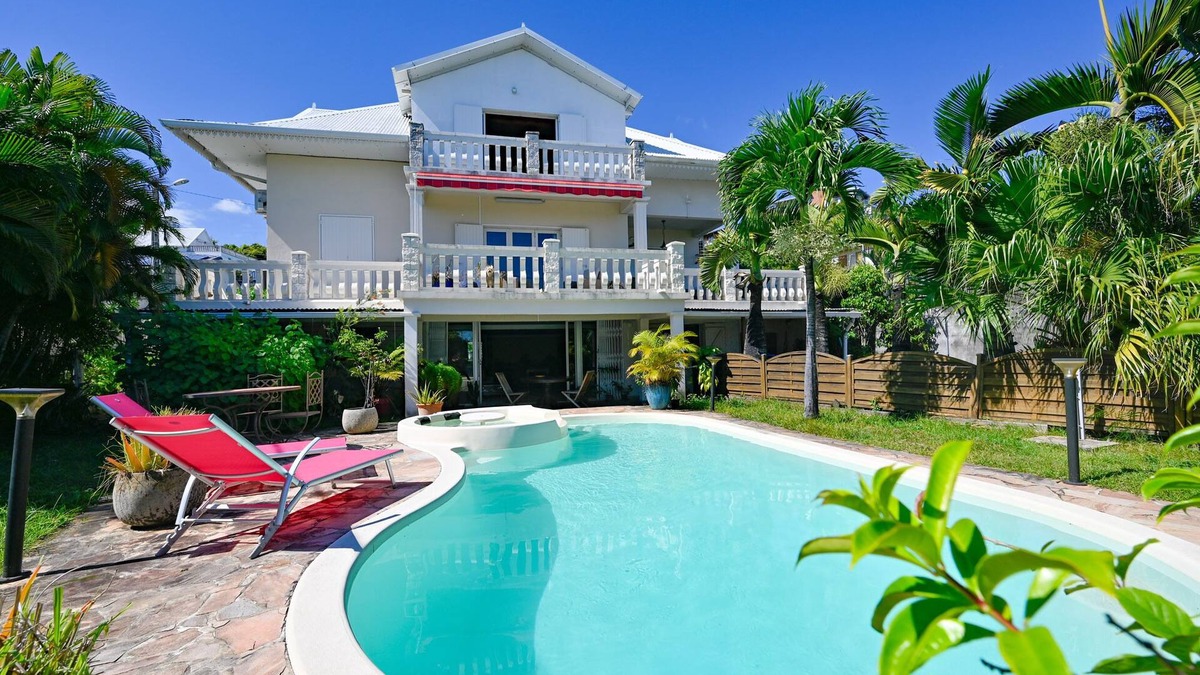 Sainte-Clotilde Cottage | Ce Logement Calme et Sans vis à vis Dispose D'une Piscine Avec Jacuzzi