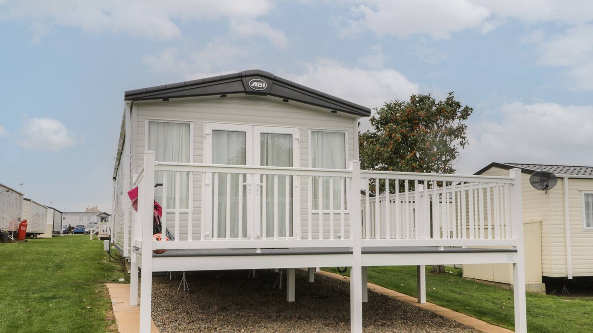 Cayton Bay Cabin | CEDAR 1, pet friendly, country holiday cottage, with pool in Cayton