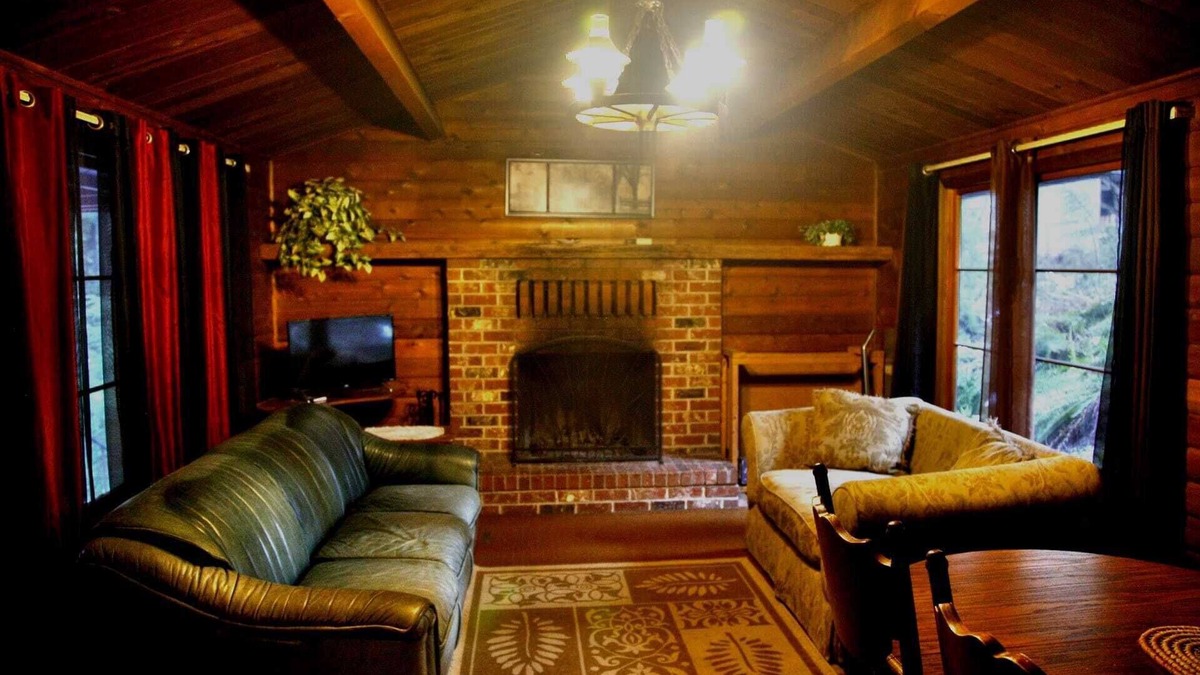 Ashford Cabin | Cedar Cabin just 0.4 mi from Mt. Rainier entrance