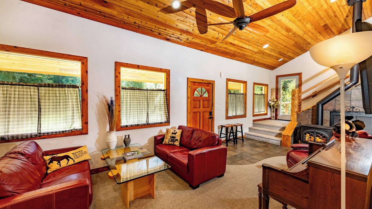 Blanchard Cabin | Cedar Cabin near Silverwood - Private and Forested