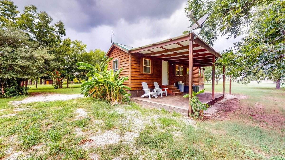 Waller Cabin | Cedar Cabin with Pretty Pond, Beach, Swimming Deck & Tropical Hut/Bar