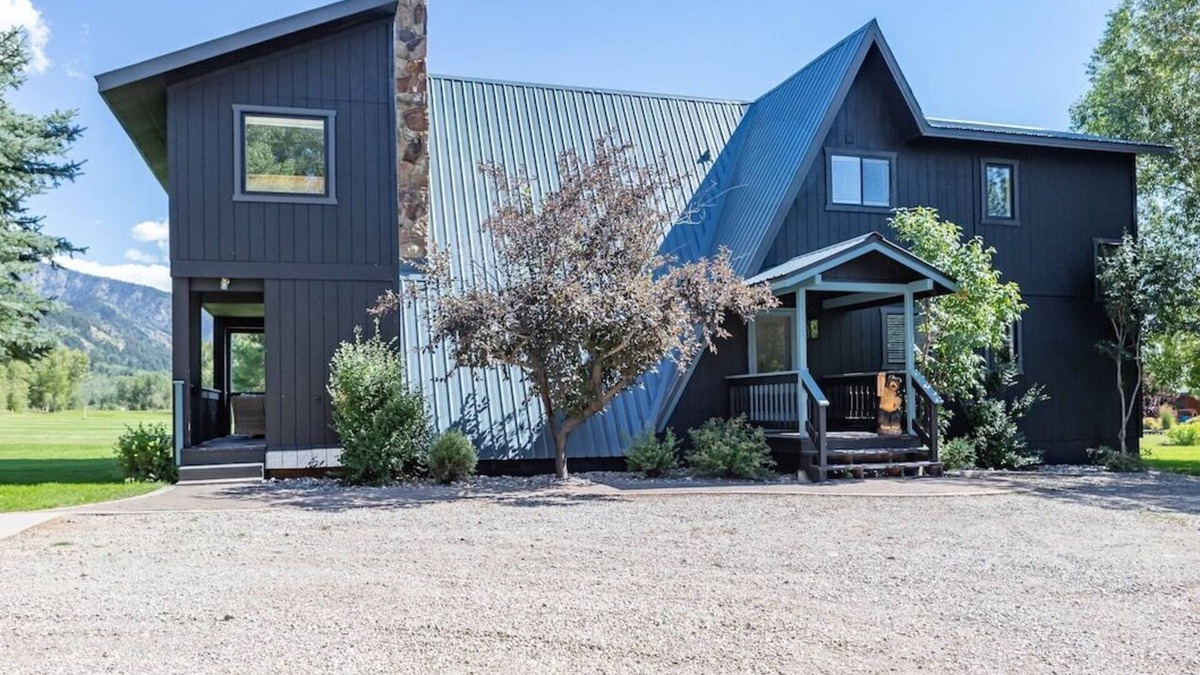 Thayne House | Cedar Creek Chalet ⁓ Snowmobilers Dream ⁓ Hot tub ~ Great Views