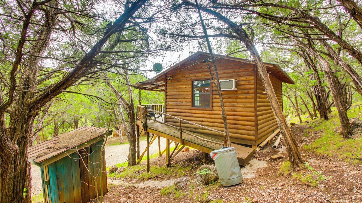 Davis Apartment | Cedar Falls Cabins #6: Hillside w/Views!