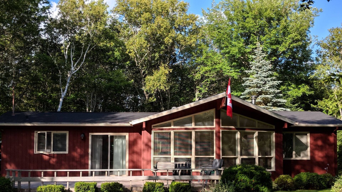 Bayview Cottage | Cedar home in Seawood Estates, Cavendish Resort Area
