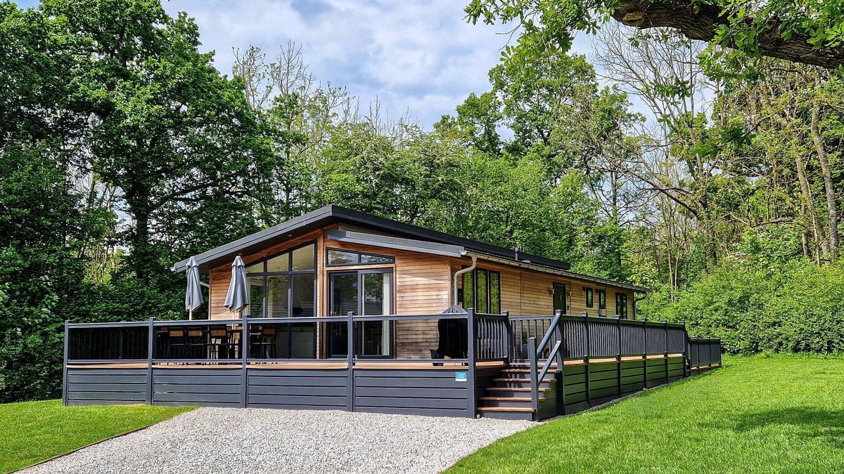 Pickering Ski Chalet | Cedar Lodge | sleeps 8 - Hot Tub, Dog Friendly - 5* Gold Award