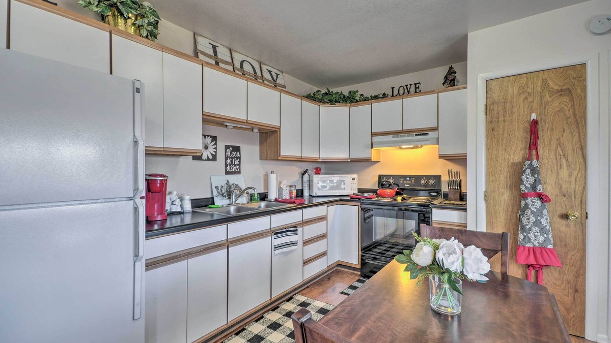 Cody Apartment | 'cedar Mountain Hideout' By Cody Night Rodeo!