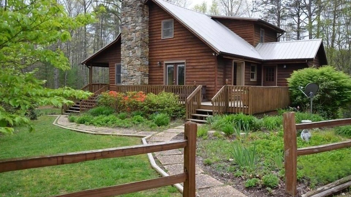 Cedar Mountain Cabin | Cedar Mtn, Dupont, 4+ Acres, Wifi, Fenced Yard, Stream