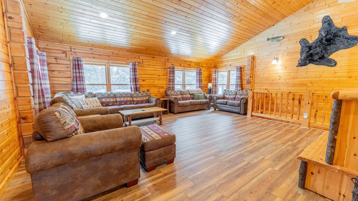 Munising Cabin | Cedar Pine Lodge & Trails End Barn:Leaf-Peeping Paradise – Your Fall Retreat Awaits!