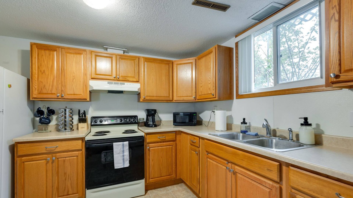 Southwest Area Apartment | Cedar Rapids Vacation Rental: 2 Mi to Downtown!