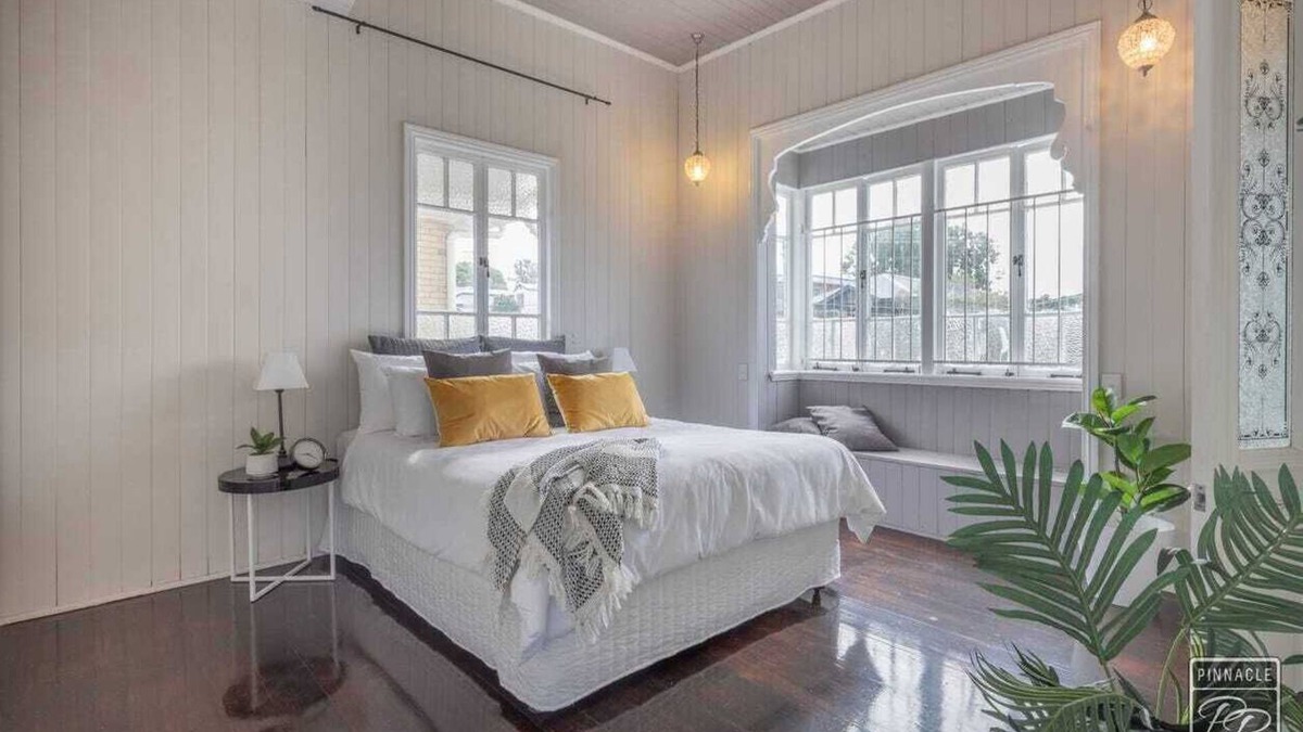 Greenslopes House | Cedar Trees - Dual Living 5BR, 3 Bath, 2 Kitchens, Pets