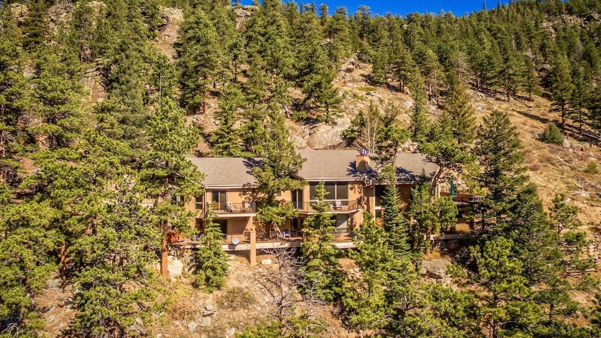 Windcliff Estates House | Cedar Upper Luxury Vacation At Windcliff 3 Bedroom Home by RedAwning