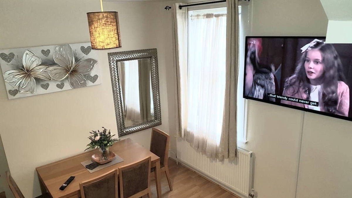 Chatham House | Cedar Villa - Inviting 5-Bed House in Chatham-