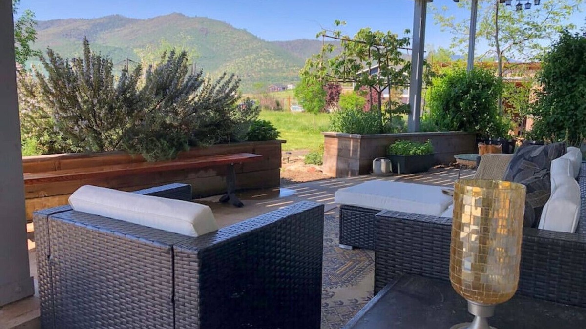 Ashland House | Cedar Wood Mountain View Retreat
