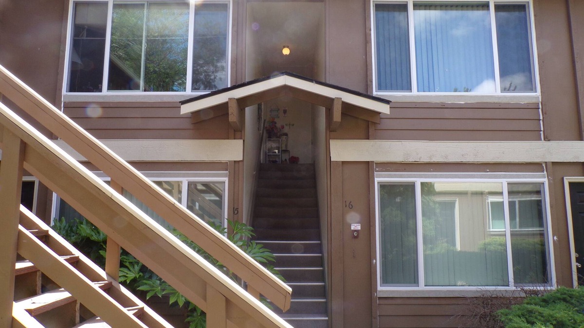 Hayhurst Apartment | Cedarbrook Apartment #16 Near Hillsdale and Multnomah Village on Fanno Creek
