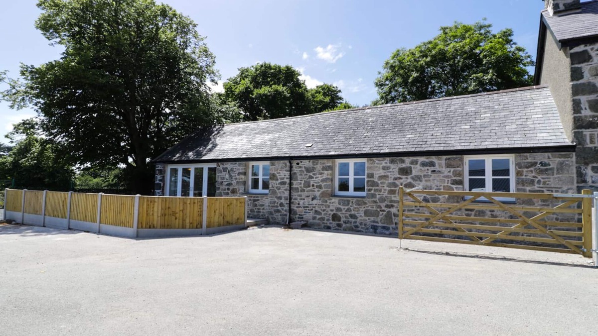 Criccieth Cottage | CEFN BRYN BACH, pet friendly, character holiday cottage in Criccieth