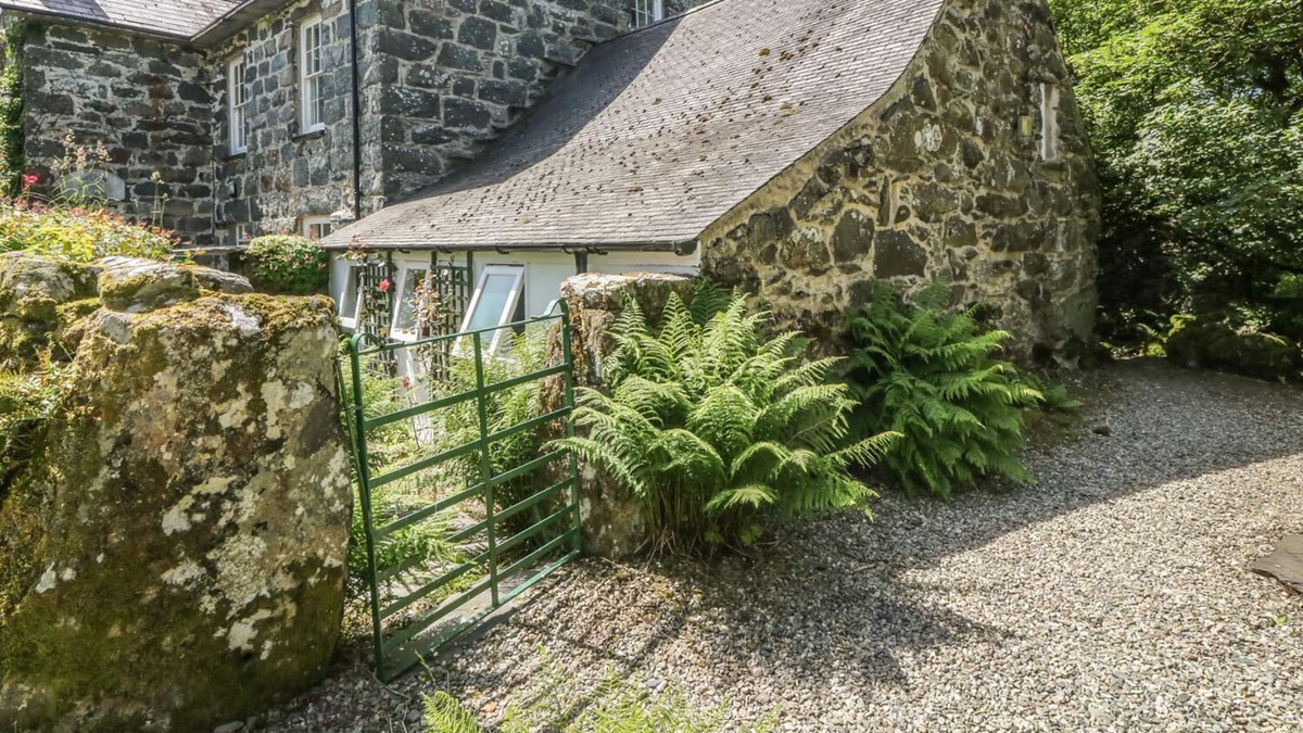 Garndolbenmaen Cottage | CEFN COCH ISAF, character holiday cottage in Porthmadog