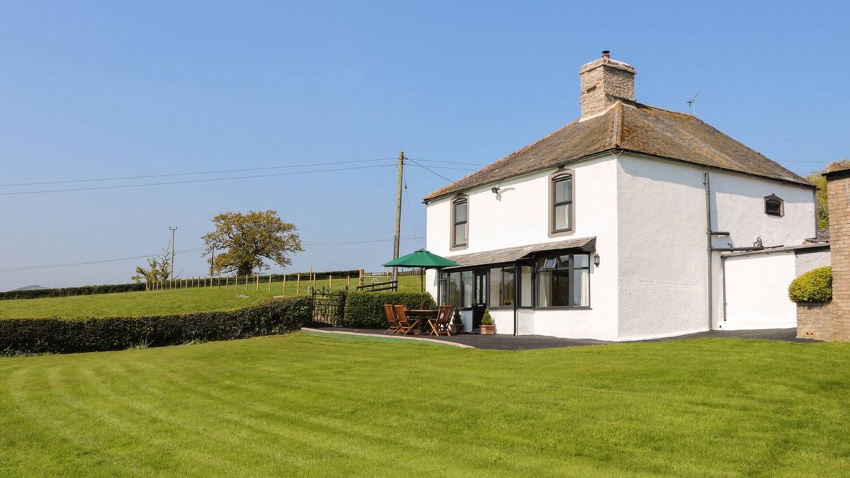Rhyd-y-foel Cottage | CEFN ISAF, pet friendly, character holiday cottage in Abergele