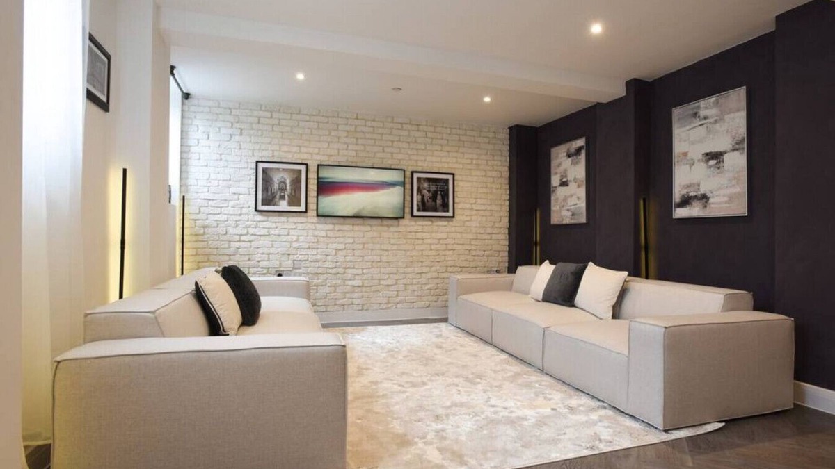 Portsmouth Apartment | Cell Block 8 | Prison Flat | Sleeps 7 | with Parking