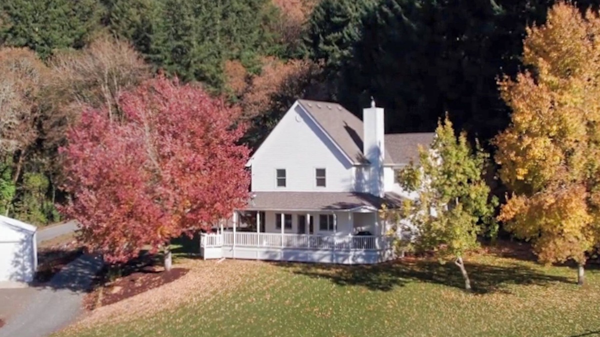 Newberg House | Cellar's Choice: Elegant Victorian Gem with Wine Cellar in Scenic Countryside