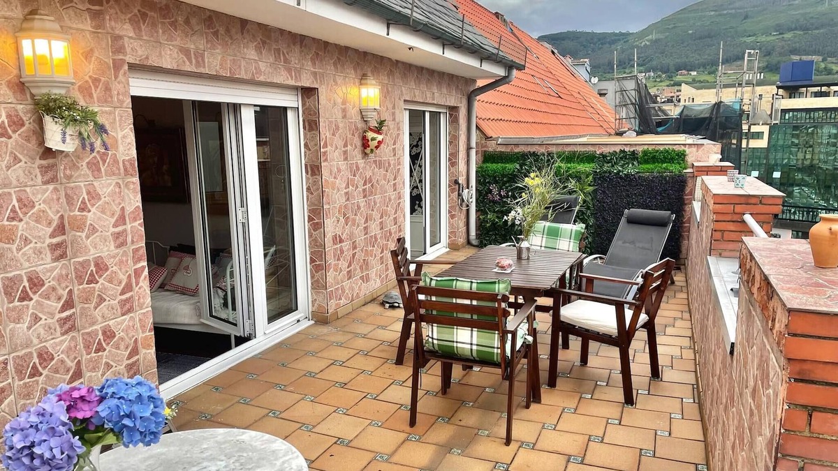 Oviedo City Centre Apartment | Cental Penthouse, Parking, Wifi, Recently Renovated.