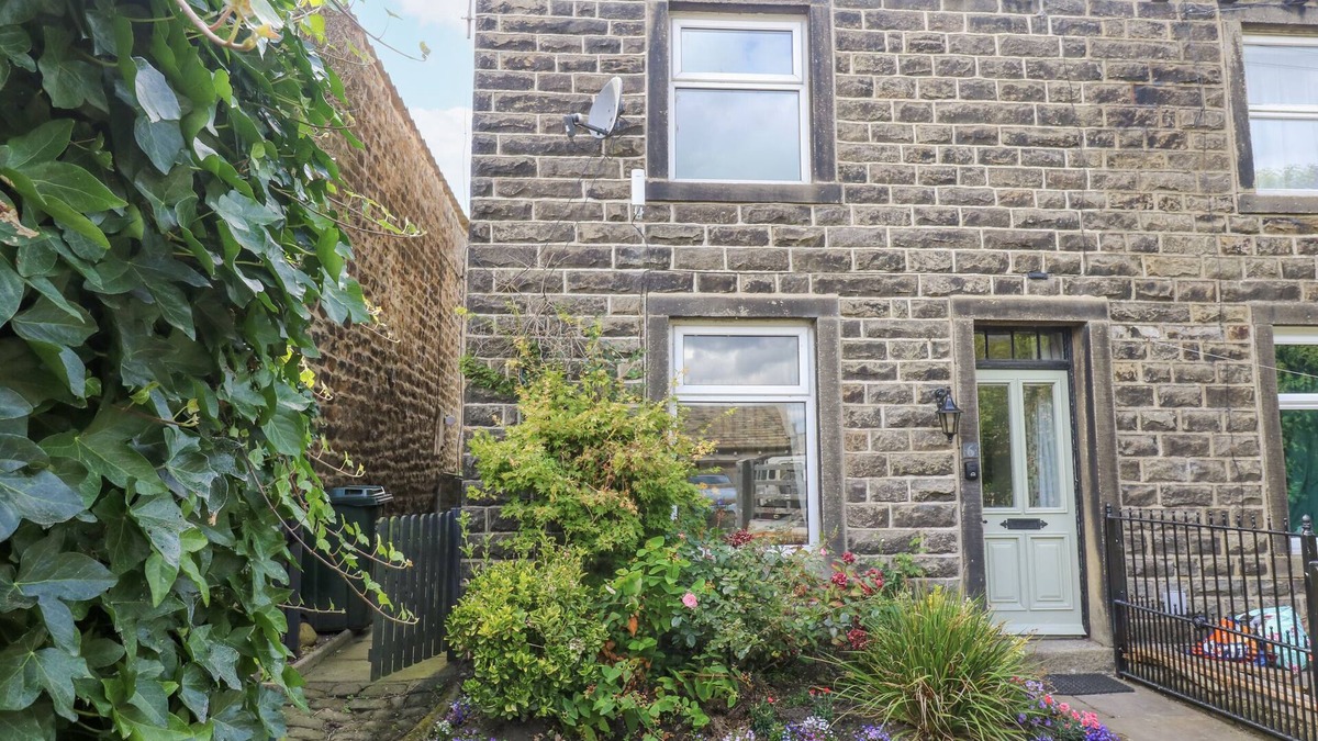Embsay Cottage | CENTENARY COTTAGE, pet friendly, character holiday cottage in Skipton