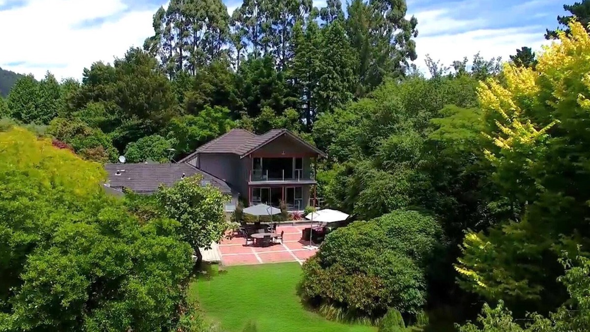 Taupo House | Centennial House Taupo, Boutique Lodge 21 guests, 9 Bedrooms & Amazing Gardens
