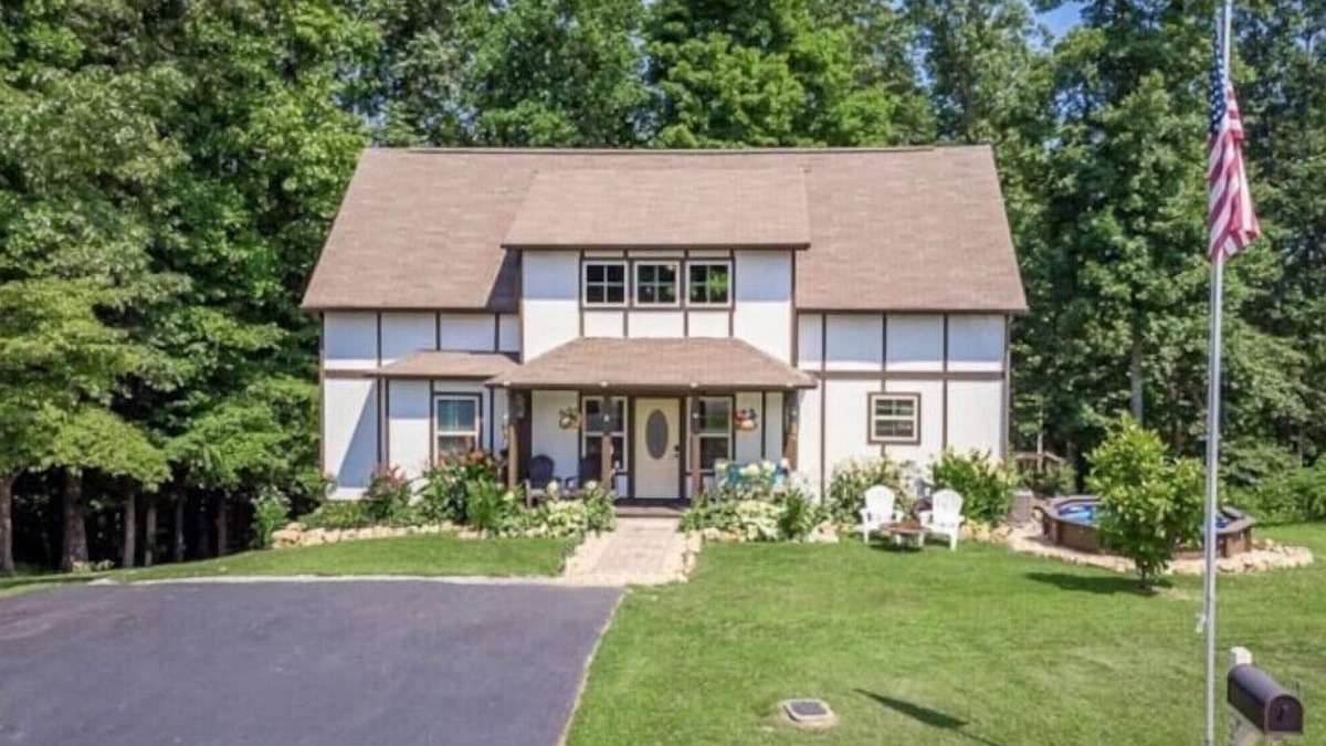 Gateway House | Center Hill Lake - 4 Bedroom, 2 Bath, Pool, Bonus Rm & Deck - 1 Hr to Nashville