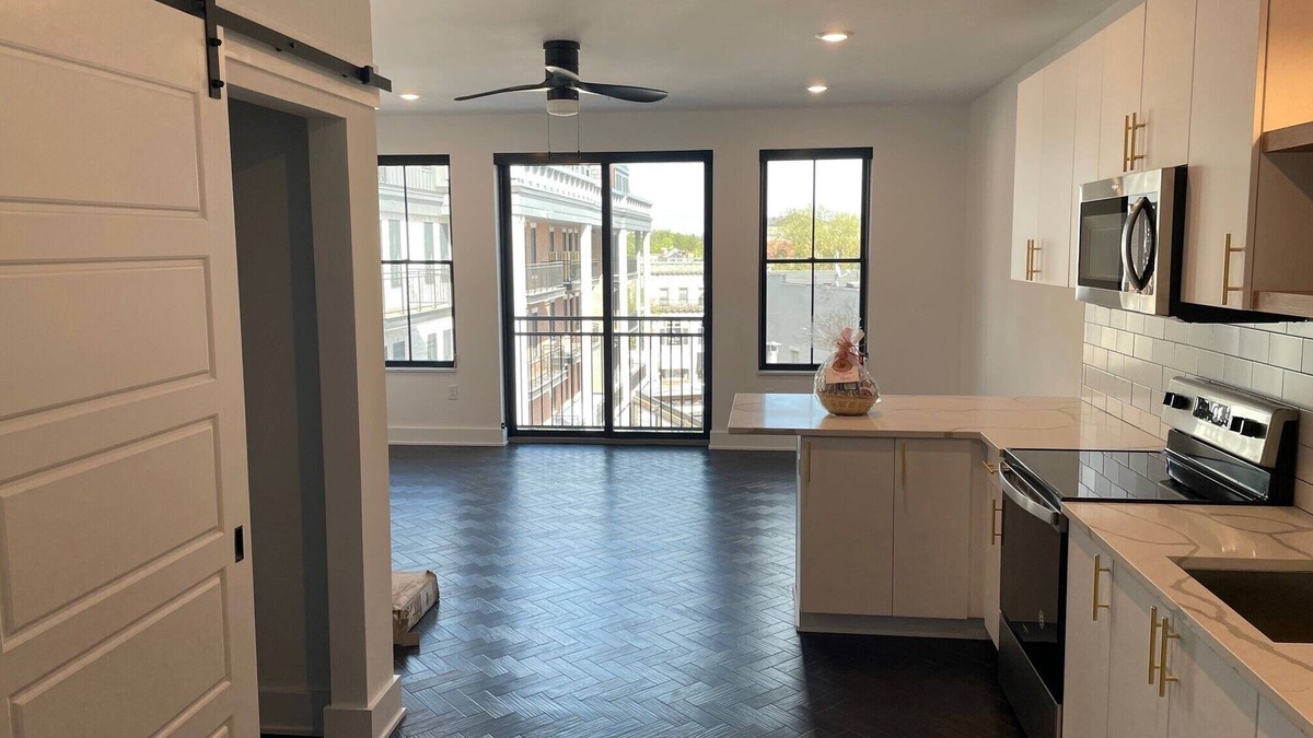 Saratoga Springs Apartment | Center of Broadway Saratoga Springs, Belmont Weekend Availability!